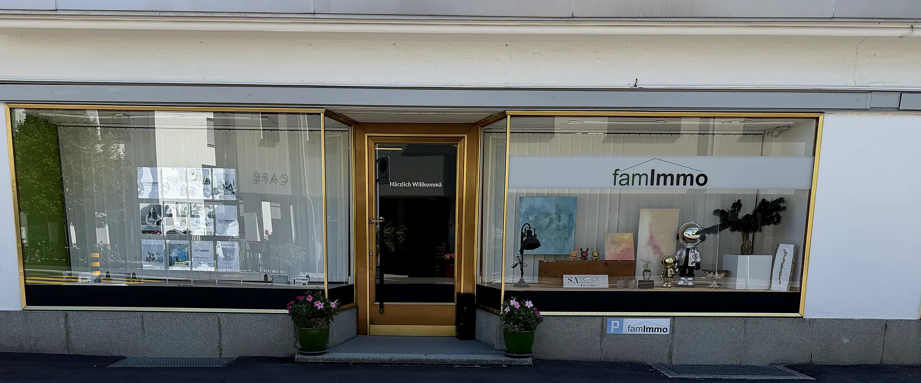 Das Büro von famImmo an der Landsgemeindestrasse 3 in Ibach – Ladenlokal mit zwei Schaufenstern und Eingang